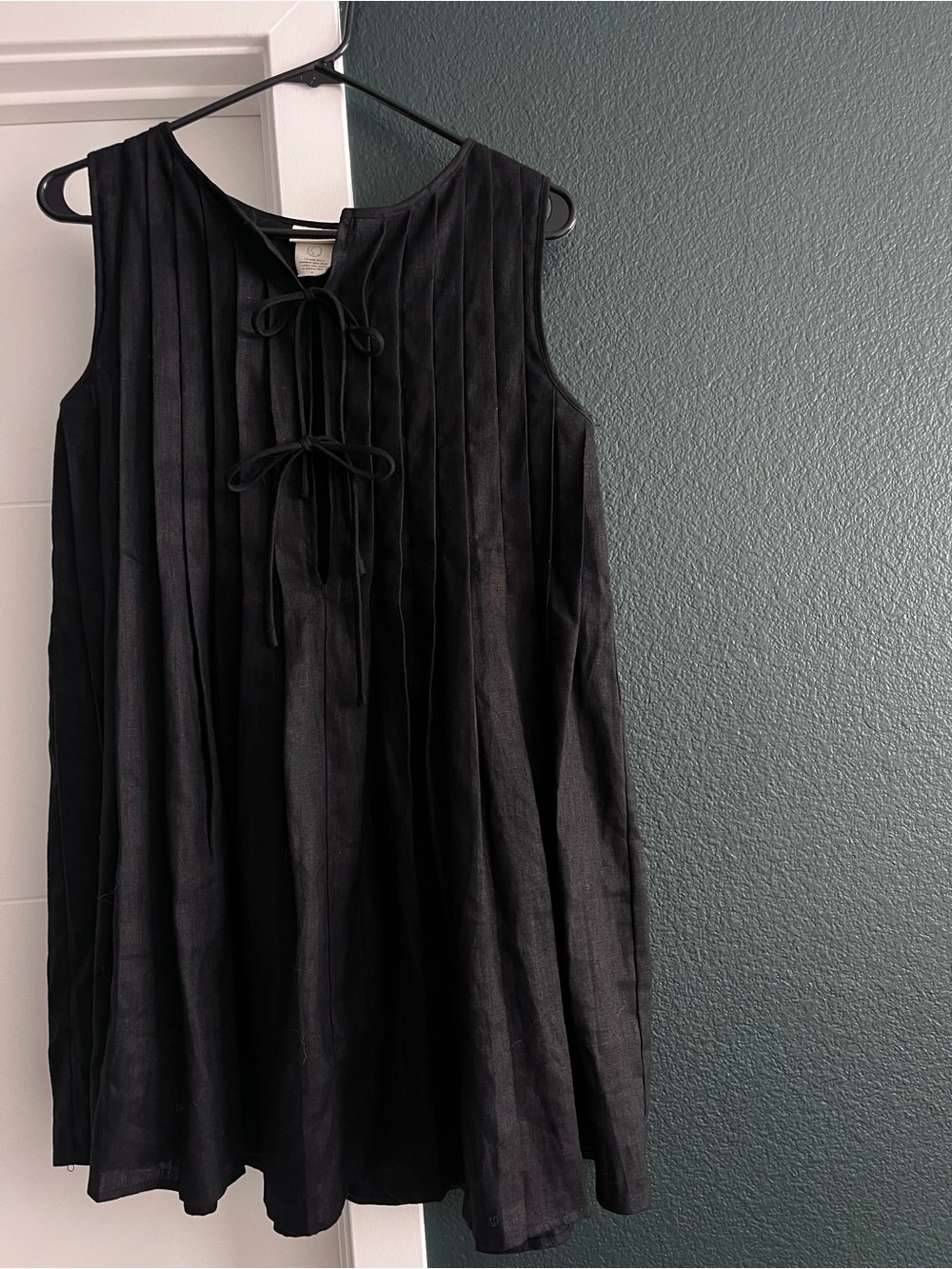 Black Sleeveless Tie-Front Pleated Mini Dress